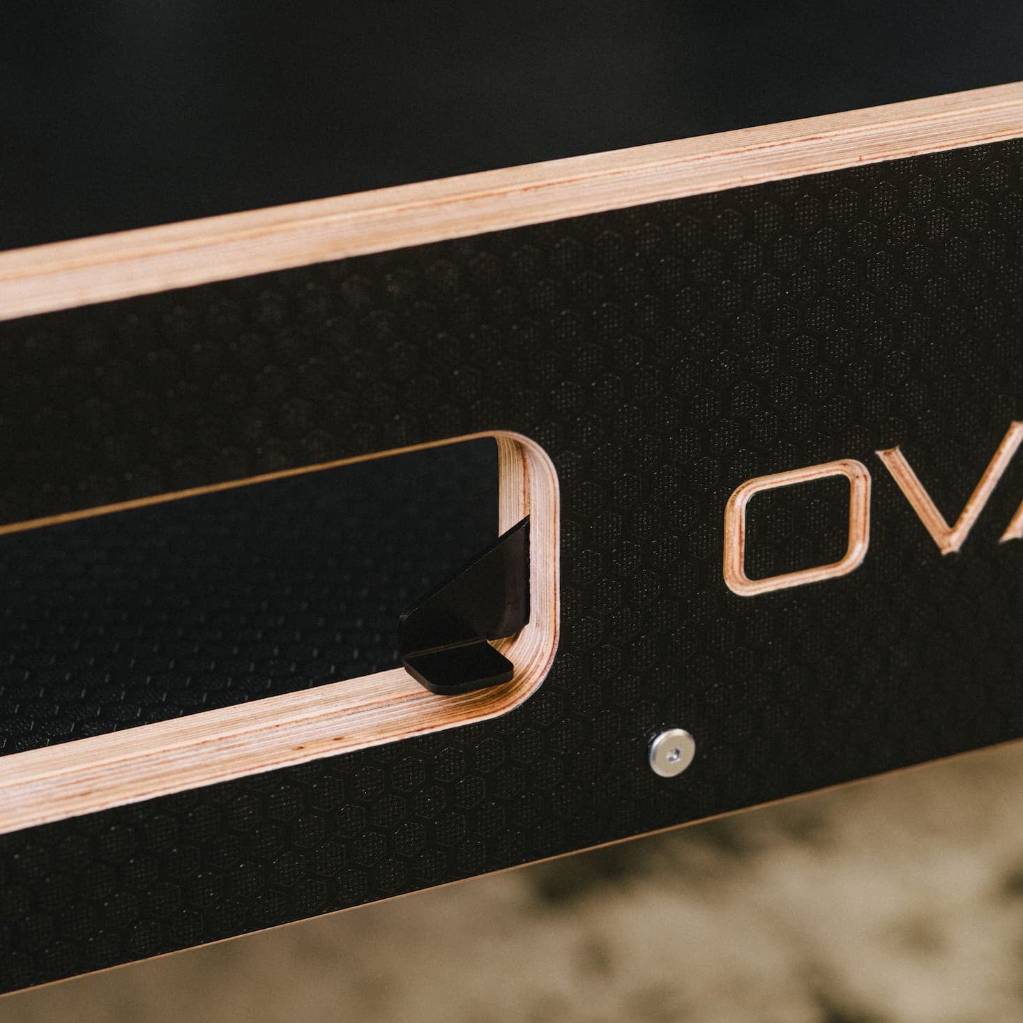 close-up of ovano drawer front, in particular the black onetouch handle