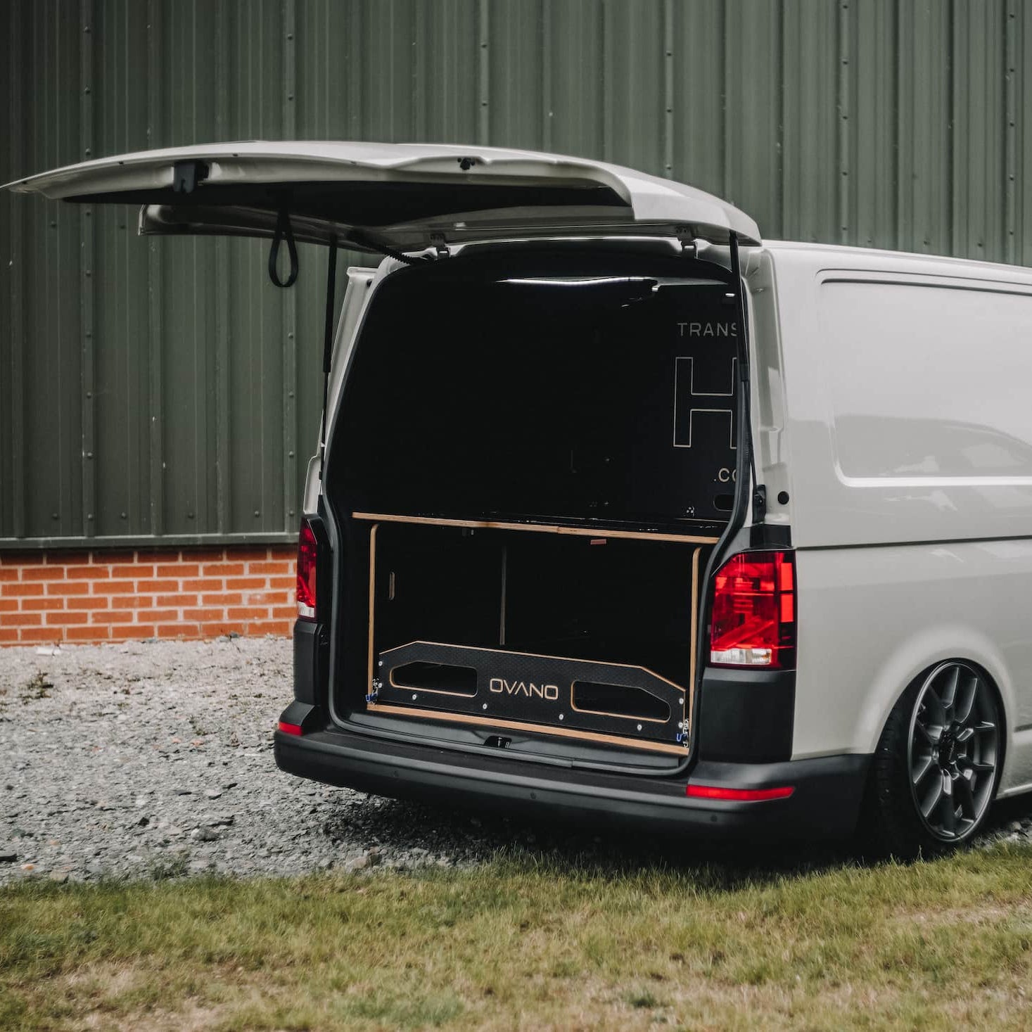 Ovano bed and drawer system in Transporter HQ's T6.1